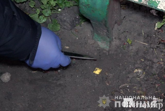 У Житомирі затримали молодика, який по місту розкладав "закладки". ФОТО У Житомирі затримали молодика, який по місту розкладав "закладки". ФОТО