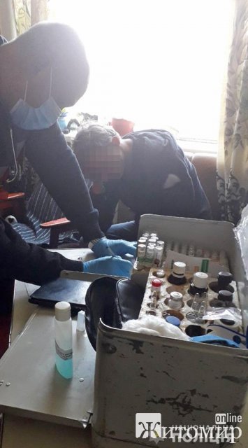 У Бердичеві поліцейські вмовили чоловіка не стрибати з вікна 6-го поверху. ФОТО