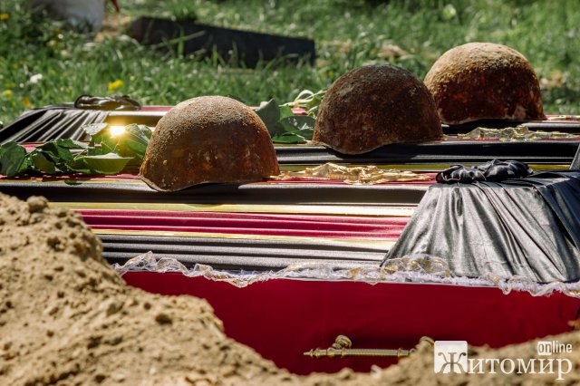 У селі на Житомирщині поховали рештки 37 невідомих воїнів РСЧА. ФОТО У селі на Житомирщині поховали рештки 37 невідомих воїнів РСЧА. ФОТО