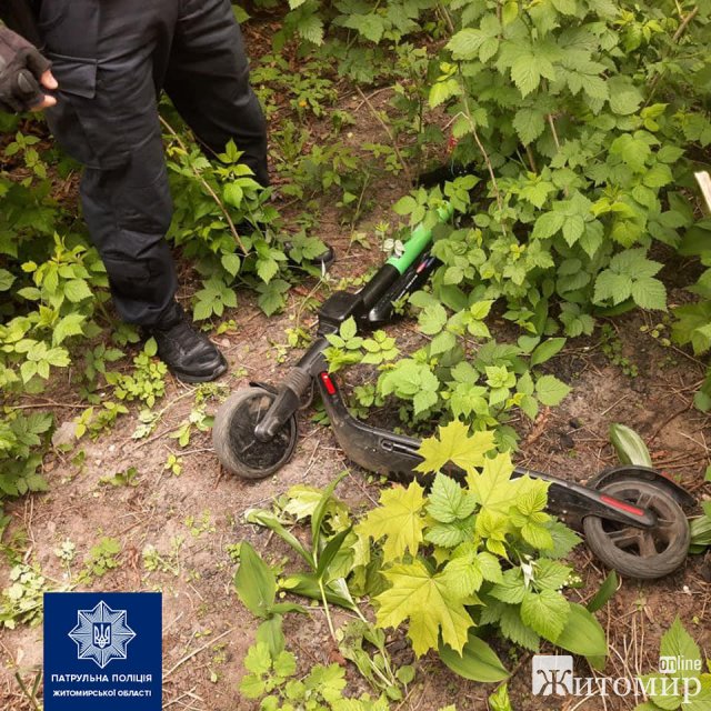 У Житомирі затримали чоловіка, який в центрі міста вкрав прокатний електросамокат. ФОТО