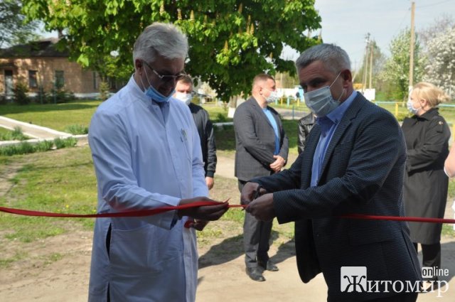 У Чуднові чиновники з медпрацівниками перерізанням стрічки відкрили кисневу станцію. ФОТО У Чуднові чиновники з медпрацівниками перерізанням стрічки відкрили кисневу станцію. ФОТО