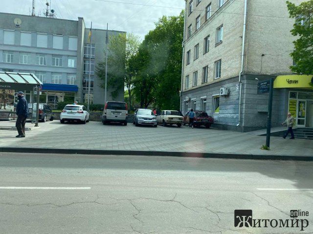 У Житомирі біля "Телецентру" автівки загородили прохід. ФОТО