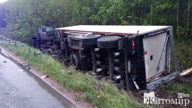 На трасі біля Житомира DAF врізався у припарковану фуру. ФОТО На трасі біля Житомира DAF врізався у припарковану фуру. ФОТО
