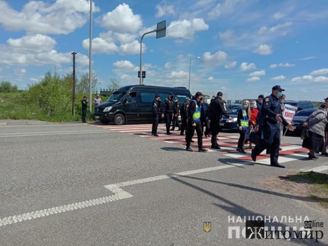 Біля Житомира на трасі Київ-Чоп ускладнений рух. ФОТО Біля Житомира на трасі Київ-Чоп ускладнений рух. ФОТО