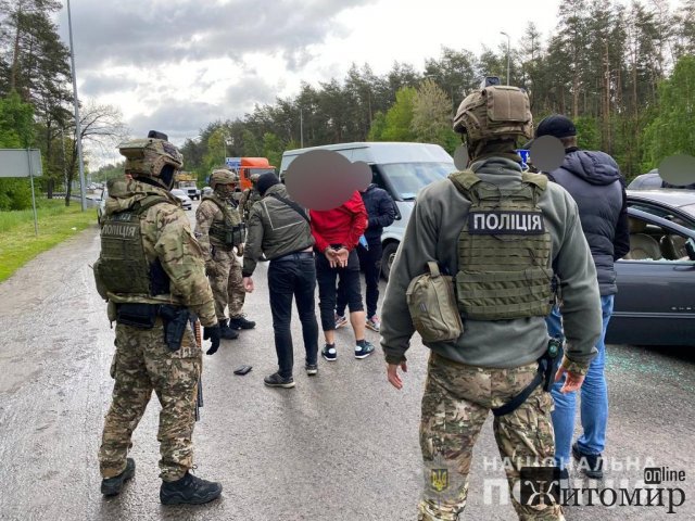 На трасі Київ-Житомир правоохоронці затримали банду, яка займалась розбоєм, вимаганням та катуванням. ФОТО. ВІДЕО