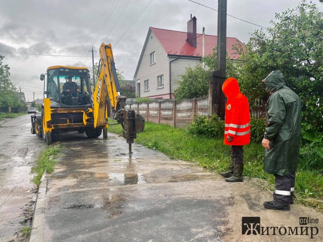 У Житомирі аварійні бригади працюють у посиленому режимі, щоб сьогодні мешканці міста були з водою, - Нікітін. ФОТО У Житомирі аварійні бригади працюють у посиленому режимі, щоб сьогодні мешканці міста були з водою, - Нікітін. ФОТО