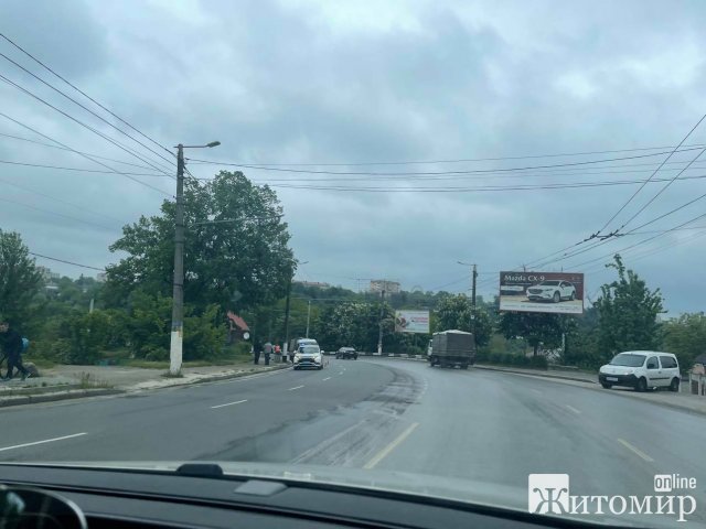 На небезпечному мосту в Житомирі встановлюють огородження. ФОТО