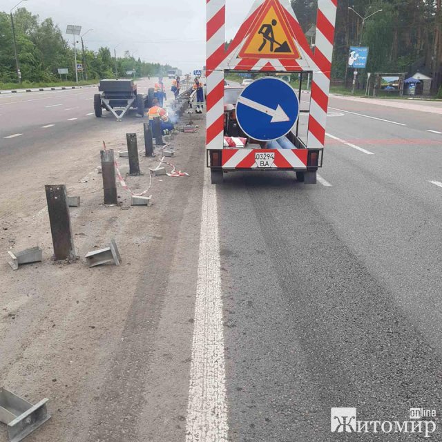 Неподалік Житомира дорожники ремонтують колесовідбійник після ДТП. ФОТО Неподалік Житомира дорожники ремонтують колесовідбійник після ДТП. ФОТО