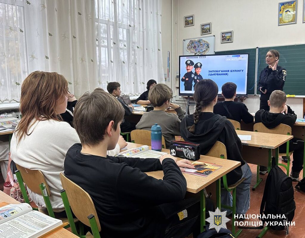 У Житомирі поліцейські провели профілактичний захід із ліцеїстами - Події. Джерело: Zhitomir-OnLine У Житомирі поліцейські провели профілактичний захід із ліцеїстами - фото №4