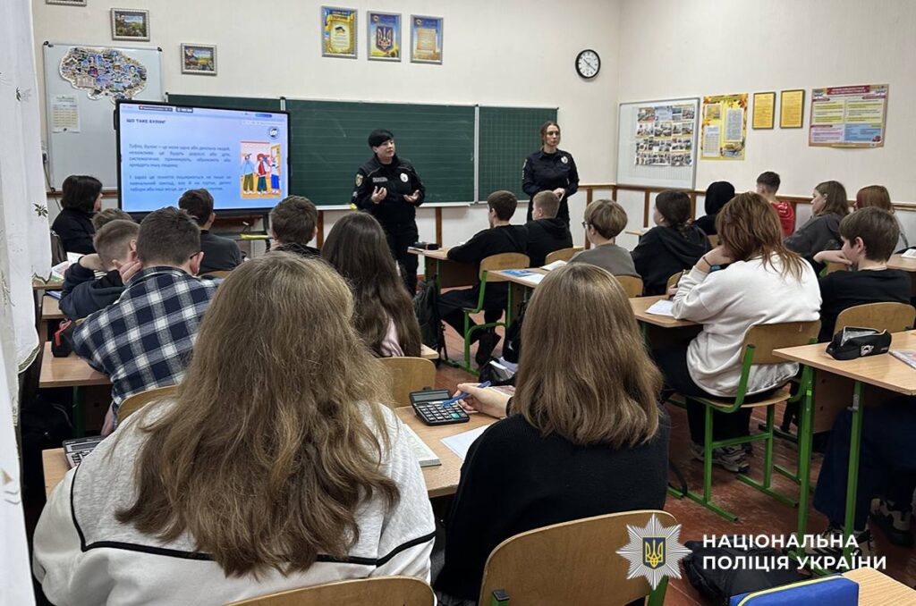 У Житомирі поліцейські провели профілактичний захід із ліцеїстами - Події. Джерело: Zhitomir-OnLine У Житомирі поліцейські провели профілактичний захід із ліцеїстами - фото №2