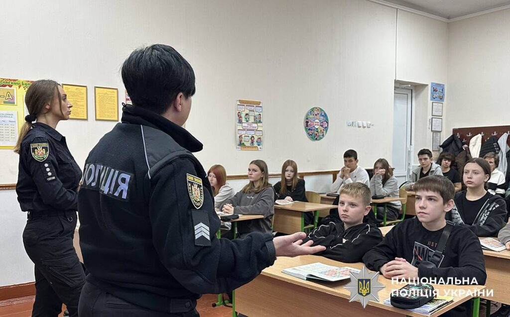 У Житомирі поліцейські провели профілактичний захід із ліцеїстами - Події. Джерело: Zhitomir-OnLine У Житомирі поліцейські провели профілактичний захід із ліцеїстами - фото №1