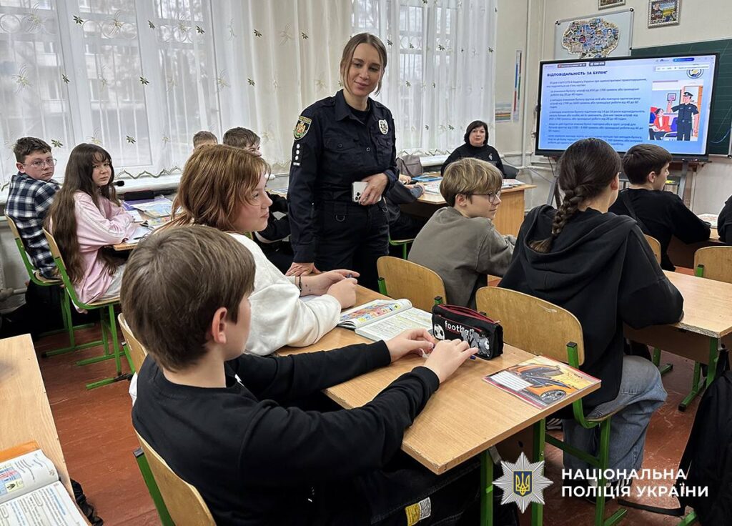 У Житомирі поліцейські провели профілактичний захід із ліцеїстами - Події. Джерело: Zhitomir-OnLine У Житомирі поліцейські провели профілактичний захід із ліцеїстами - фото №5