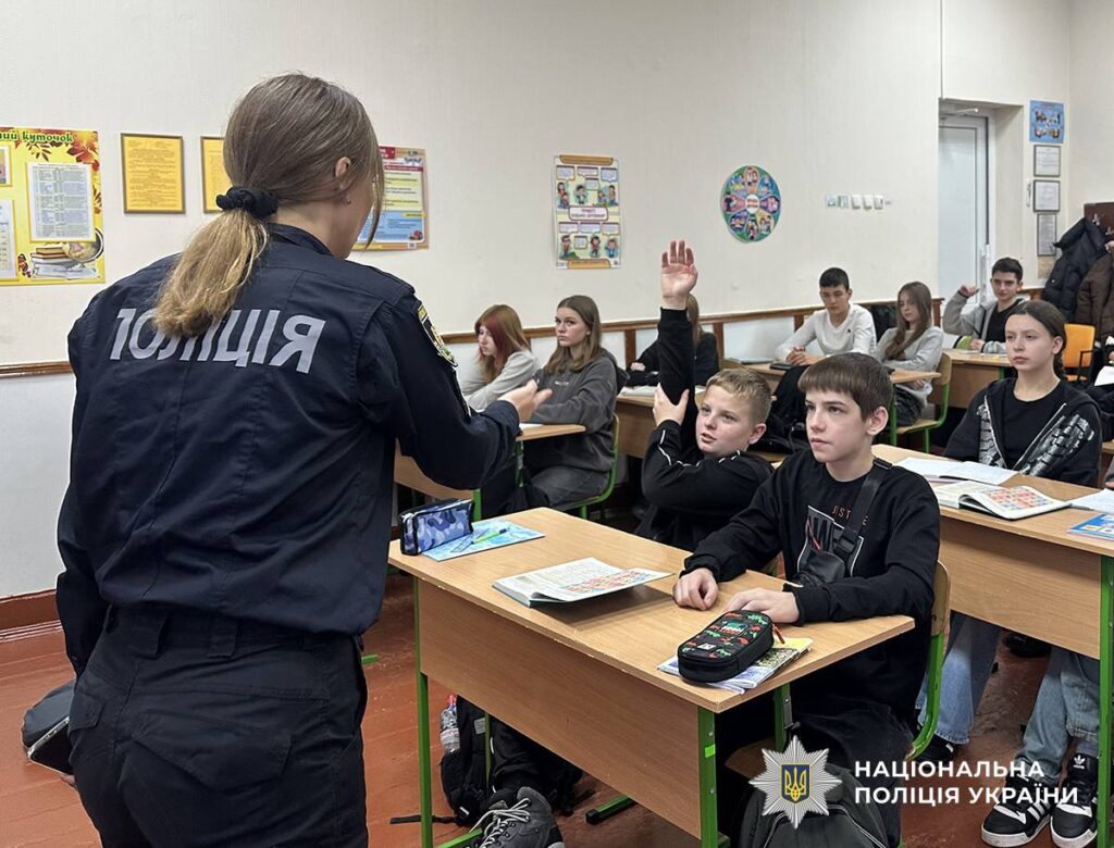 У Житомирі поліцейські провели профілактичний захід із ліцеїстами - Події. Джерело: Zhitomir-OnLine У Житомирі поліцейські провели профілактичний захід із ліцеїстами - фото №