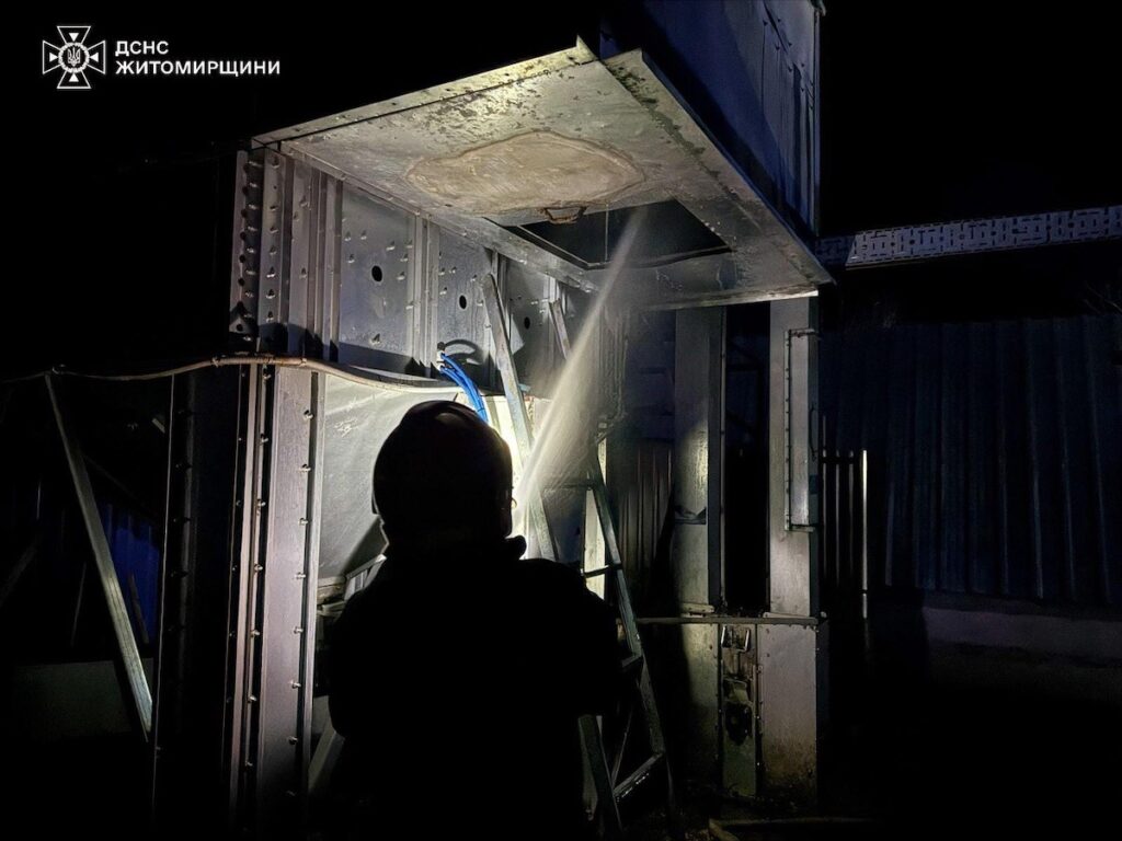 У Любарі вночі загорілася зерносушарка: знищено дві тонни сої - Події. Джерело: Zhitomir-OnLine У Любарі вночі загорілася зерносушарка: знищено дві тонни сої - фото №