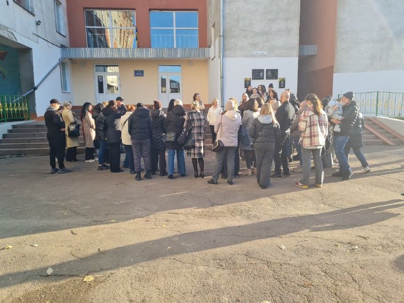 У Житомирі батьки учнів ліцею №34 протестують проти можливого переведення початкових класів до дитсадка - Події. Джерело: Zhitomir-OnLine У Житомирі батьки учнів ліцею №34 протестують проти можливого переведення початкових класів до дитсадка - фото №