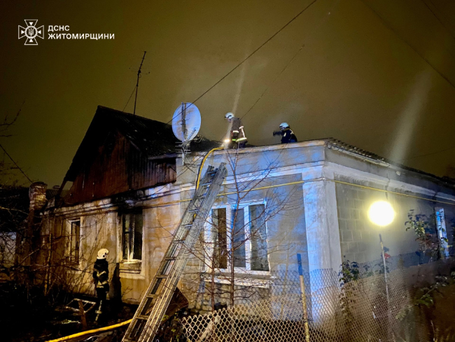 У Житомирі під час ліквідації пожежі в одній з кімнат житлового будинку виявили тіло чоловіка - Події. Джерело: Zhitomir-OnLine У Житомирі під час ліквідації пожежі в одній з кімнат житлового будинку виявили тіло чоловіка - фото №