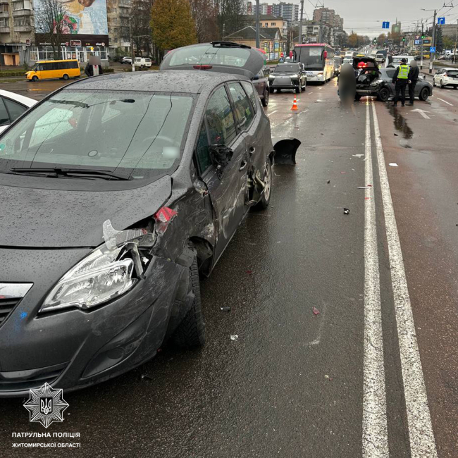 На Київському мосту в Житомирі сталася автопригода за участі трьох автівок - Події. Джерело: Zhitomir-OnLine На Київському мосту в Житомирі сталася автопригода за участі трьох автівок - фото №