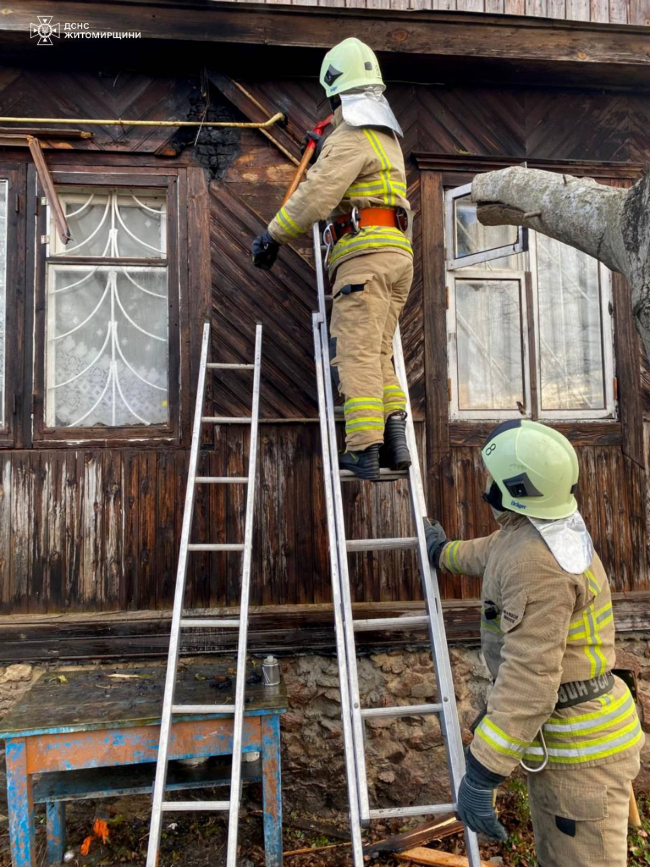 У місті Житомирської області рятувальники ліквідовували пожежу в дерев'яному будинку - Події. Джерело: Zhitomir-OnLine У місті Житомирської області рятувальники ліквідовували пожежу в дерев'яному будинку - фото №