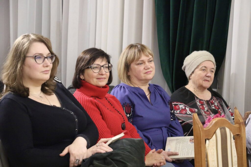 У Житомирі відбулася презентація першої поетичної збірки Людмили Янушевич «Хочу бути» - Культура, Події. Джерело: Zhitomir-OnLine У Житомирі відбулася презентація першої поетичної збірки Людмили Янушевич «Хочу бути» - фото №2