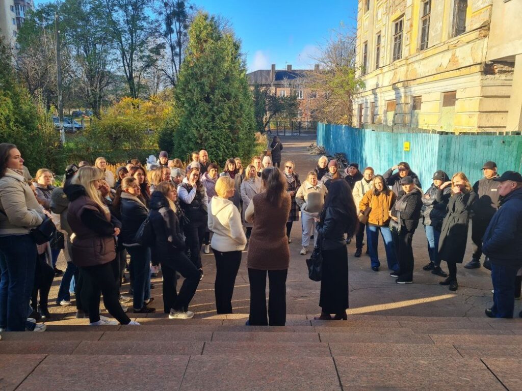 У Житомирі батьки учнів ліцею №34 протестують проти можливого переведення початкових класів до дитсадка - Події. Джерело: Zhitomir-OnLine У Житомирі батьки учнів ліцею №34 протестують проти можливого переведення початкових класів до дитсадка - фото №2