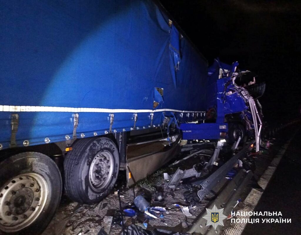 На Житомирщині поліцейські з’ясовують обставини зіткнення двох вантажівок. ФОТО - Події. Джерело: Zhitomir-OnLine На Житомирщині поліцейські з’ясовують обставини зіткнення двох вантажівок. ФОТО - фото №