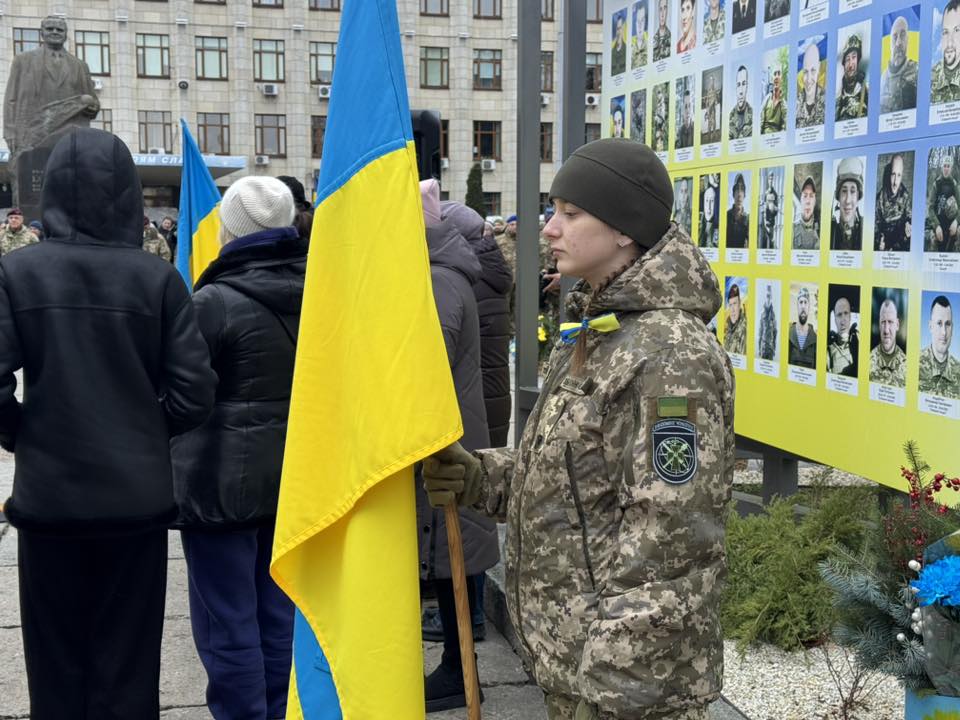 У Житомирі на «Алеї Слави Героїв» з’явився новий стенд до Дня Збройних Сил України - Події, Фоторепортаж. Джерело: Zhitomir-OnLine У Житомирі на «Алеї Слави Героїв» з’явився новий стенд до Дня Збройних Сил України - фото №