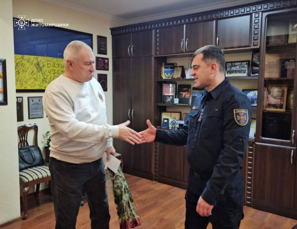 У Житомирі рятувальники урочисто привітали ветерана служби з 60-річним ювілеєм - Події. Джерело: Zhitomir-OnLine У Житомирі рятувальники урочисто привітали ветерана служби з 60-річним ювілеєм - фото №1
