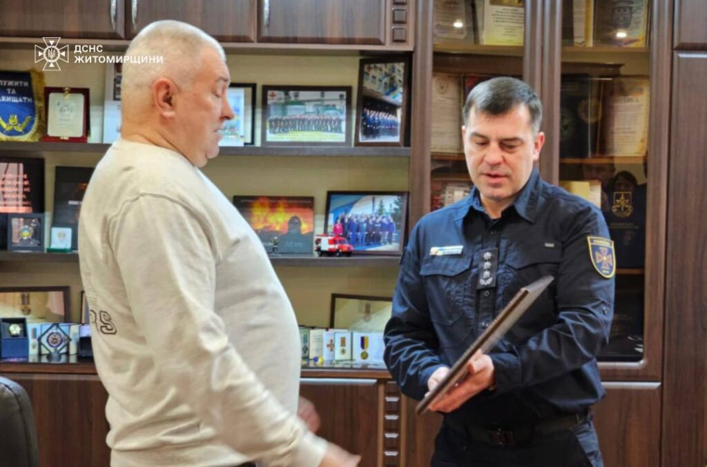 У Житомирі рятувальники урочисто привітали ветерана служби з 60-річним ювілеєм - Події. Джерело: Zhitomir-OnLine У Житомирі рятувальники урочисто привітали ветерана служби з 60-річним ювілеєм - фото №