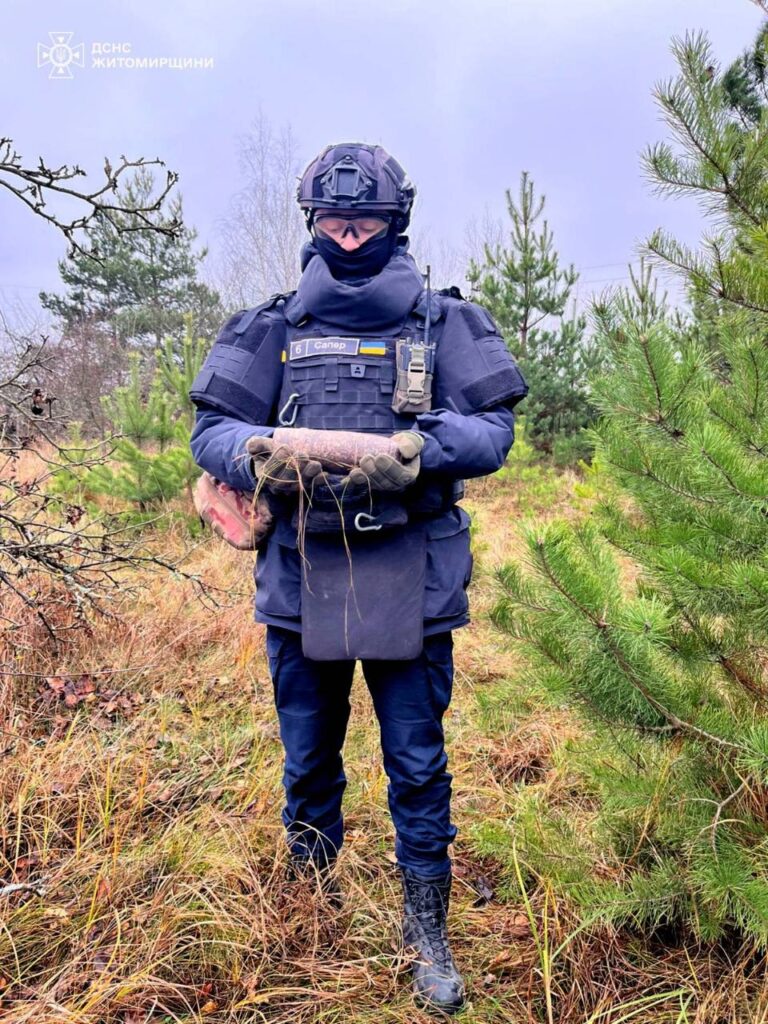 У селищі Черняхів Житомирського району виявили п’ять артилерійських снарядів часів Другої світової війни - Події. Джерело: Zhitomir-OnLine У селищі Черняхів Житомирського району виявили п’ять артилерійських снарядів часів Другої світової війни - фото №