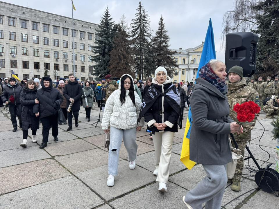 У Житомирі на «Алеї Слави Героїв» з’явився новий стенд до Дня Збройних Сил України - Події, Фоторепортаж. Джерело: Zhitomir-OnLine У Житомирі на «Алеї Слави Героїв» з’явився новий стенд до Дня Збройних Сил України - фото №2