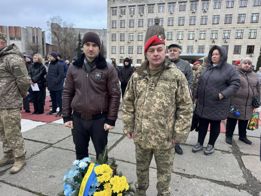 У Житомирі на «Алеї Слави Героїв» з’явився новий стенд до Дня Збройних Сил України - Події, Фоторепортаж. Джерело: Zhitomir-OnLine У Житомирі на «Алеї Слави Героїв» з’явився новий стенд до Дня Збройних Сил України - фото №3