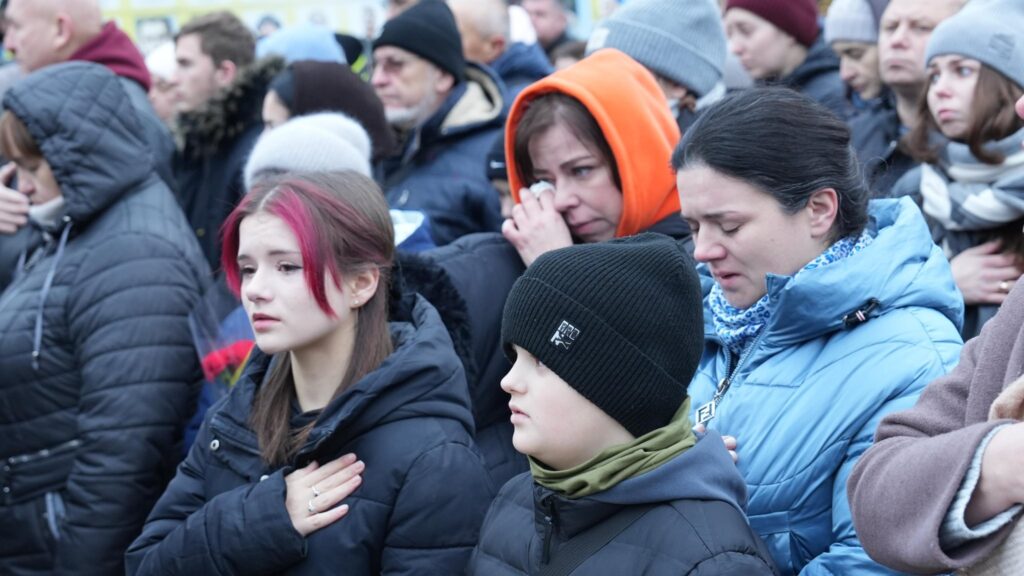 У Житомирі на «Алеї Слави Героїв» з’явився новий стенд до Дня Збройних Сил України - Події, Фоторепортаж. Джерело: Zhitomir-OnLine У Житомирі на «Алеї Слави Героїв» з’явився новий стенд до Дня Збройних Сил України - фото №4
