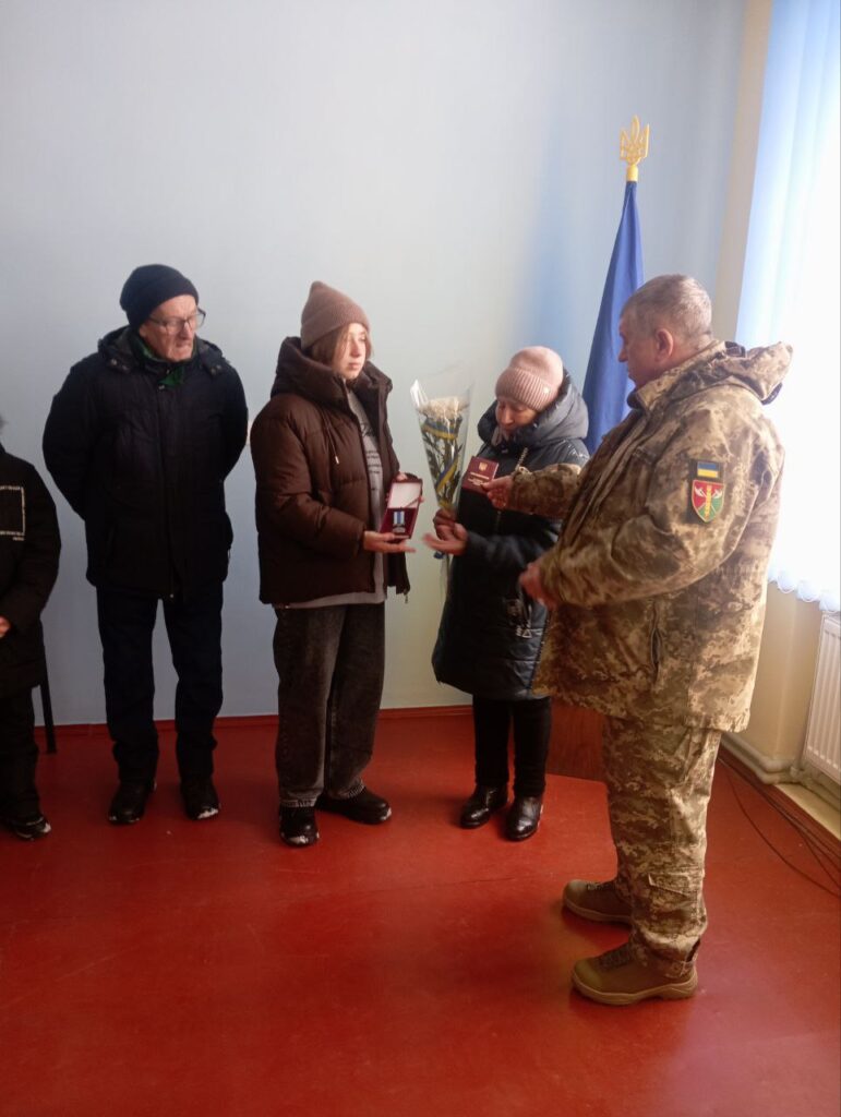 За мужність і самопожертву: захисника з Житомирщини Олександра Шевчука нагороджено посмертно - Події. Джерело: Zhitomir-OnLine За мужність і самопожертву: захисника з Житомирщини Олександра Шевчука нагороджено посмертно - фото №1