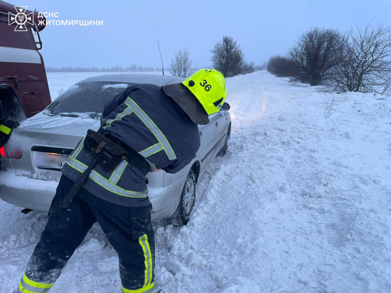 Рятувальники Житомирщини витягували зі снігового замету рейсовий автобус - Події. Джерело: Zhitomir-OnLine Рятувальники Житомирщини витягували зі снігового замету рейсовий автобус - фото №
