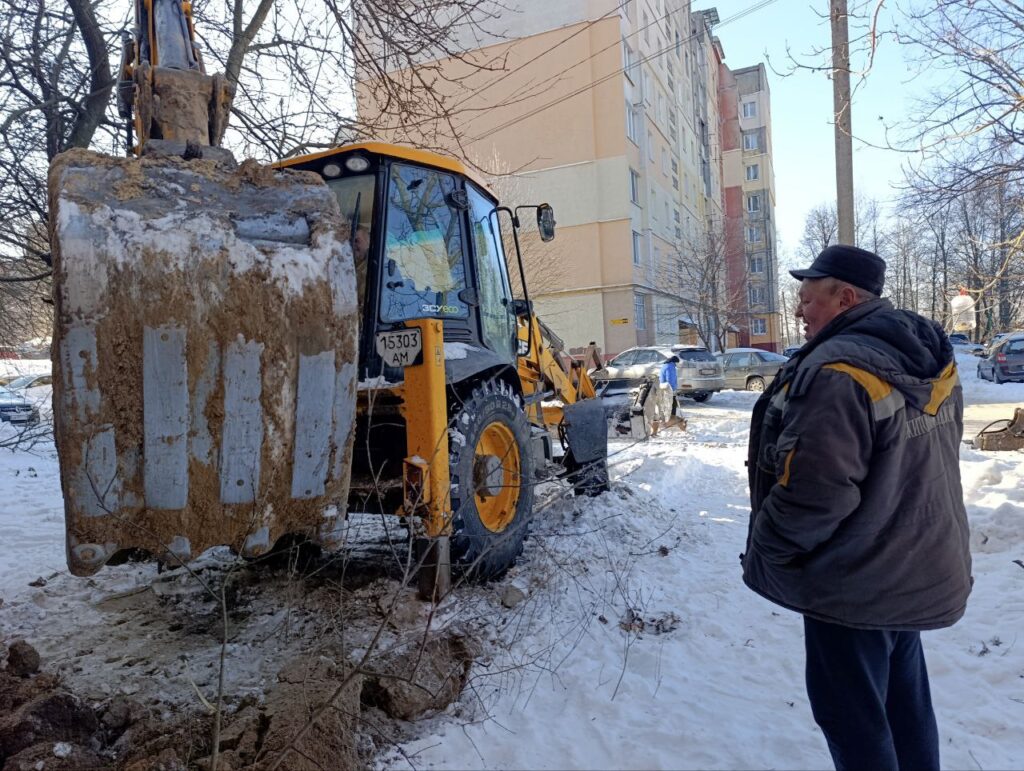 Працівники житомирського водоканалу працюють над заміною водопроводу на ключовій вулиці міста - Події. Джерело: Zhitomir-OnLine Працівники житомирського водоканалу працюють над заміною водопроводу на ключовій вулиці міста - фото №