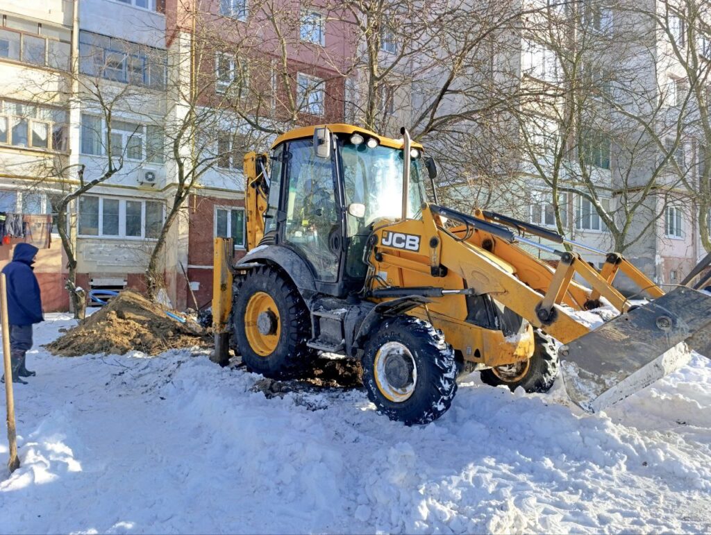 Працівники житомирського водоканалу працюють над заміною водопроводу на ключовій вулиці міста - Події. Джерело: Zhitomir-OnLine Працівники житомирського водоканалу працюють над заміною водопроводу на ключовій вулиці міста - фото №1