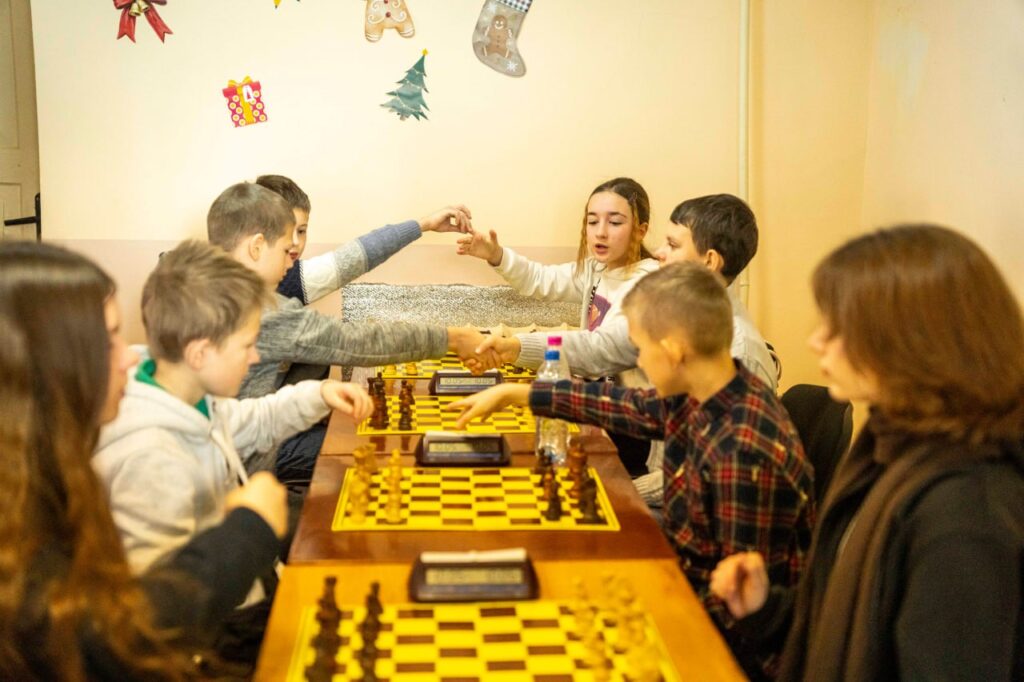 У Житомирі відбулися шкільні шахові змагання в рамках проєкту «Пліч-о-пліч» - фото №2