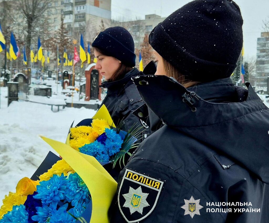 У Житомирі поліцейські вшанували пам’ять загиблого бійця Об’єднаної штурмової бригади «Лють» Владислава Купіна - Події. Джерело: Zhitomir-OnLine У Житомирі поліцейські вшанували пам’ять загиблого бійця Об’єднаної штурмової бригади «Лють» Владислава Купіна - фото №