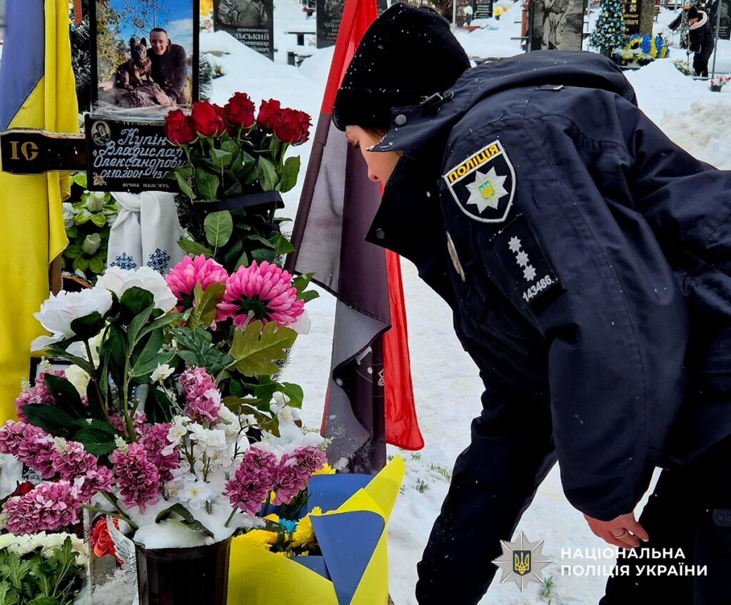 У Житомирі поліцейські вшанували пам’ять загиблого бійця Об’єднаної штурмової бригади «Лють» Владислава Купіна - Події. Джерело: Zhitomir-OnLine У Житомирі поліцейські вшанували пам’ять загиблого бійця Об’єднаної штурмової бригади «Лють» Владислава Купіна - фото №3