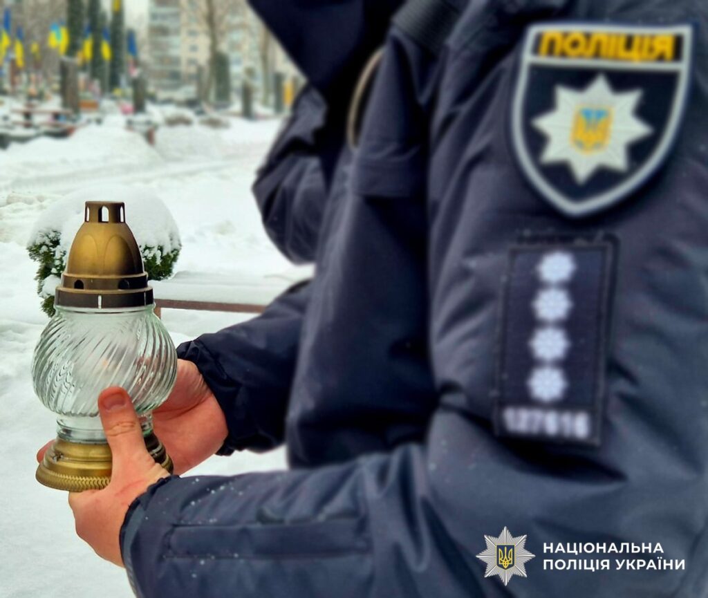 У Житомирі поліцейські вшанували пам’ять загиблого бійця Об’єднаної штурмової бригади «Лють» Владислава Купіна - Події. Джерело: Zhitomir-OnLine У Житомирі поліцейські вшанували пам’ять загиблого бійця Об’єднаної штурмової бригади «Лють» Владислава Купіна - фото №2