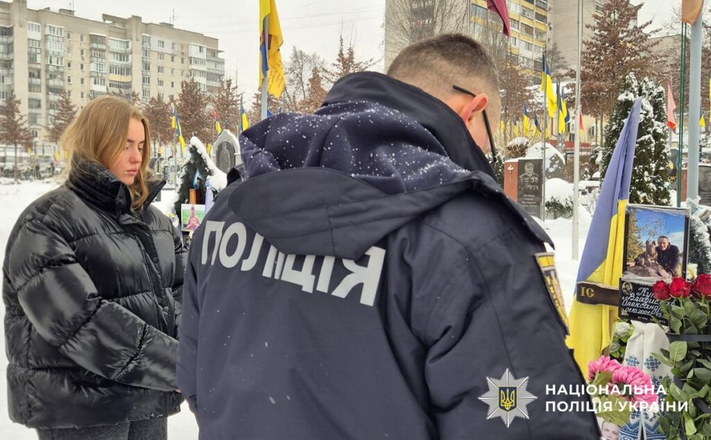 У Житомирі поліцейські вшанували пам’ять загиблого бійця Об’єднаної штурмової бригади «Лють» Владислава Купіна - Події. Джерело: Zhitomir-OnLine У Житомирі поліцейські вшанували пам’ять загиблого бійця Об’єднаної штурмової бригади «Лють» Владислава Купіна - фото №1
