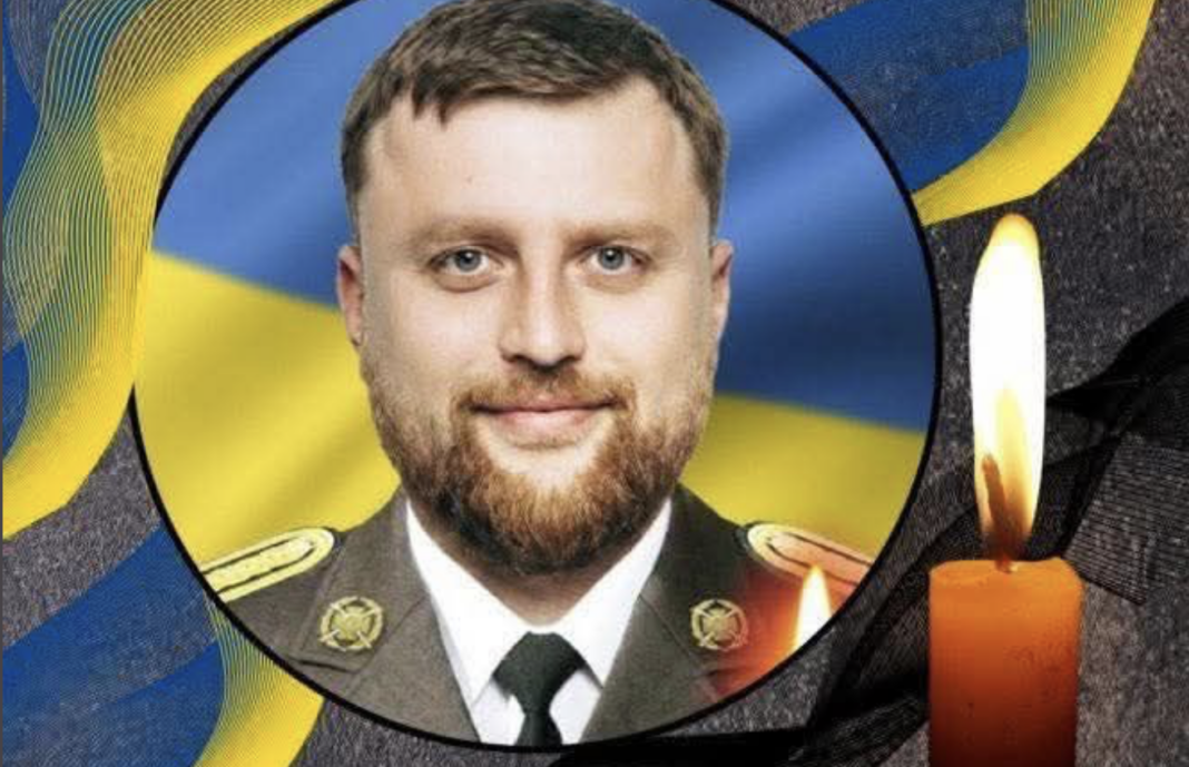 Портрет загиблого захисника України Тараса Мельничука на фоні національного прапора та поминальної свічки