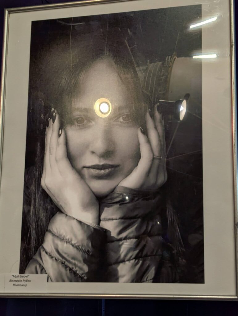 У Житомирі в Музеї космонавтики відкрилася фотовиставка Victoria Ruben «Мій світ у світлинах» - Події. Джерело: Zhitomir-OnLine У Житомирі в Музеї космонавтики відкрилася фотовиставка Victoria Ruben «Мій світ у світлинах» - фото №2