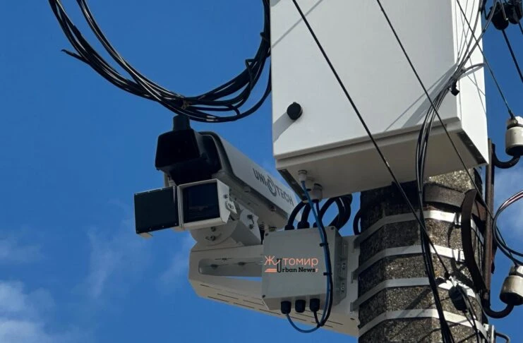 Сучасна камера фіксації порушень ПДР на бетонній електроопорі у Житомирі