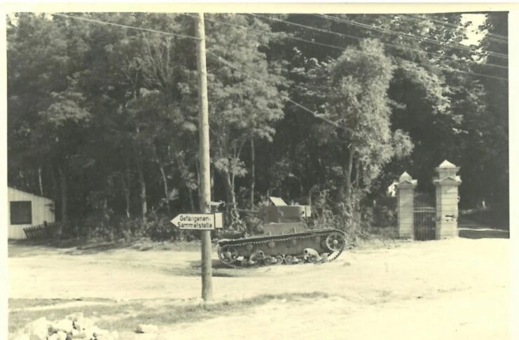 Чорно-біле фото 1941 року з радянським танком та німецьким вказівником у Житомирі