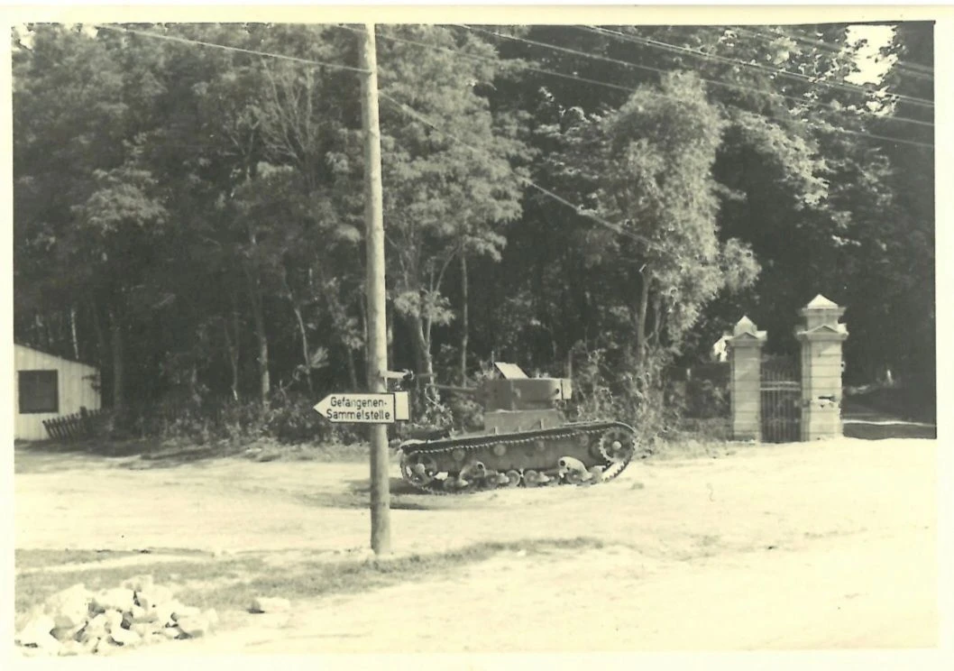 Загадкове фото Житомира часів Другої світової війни Чорно-біле фото 1941 року з радянським танком та німецьким вказівником у Житомирі