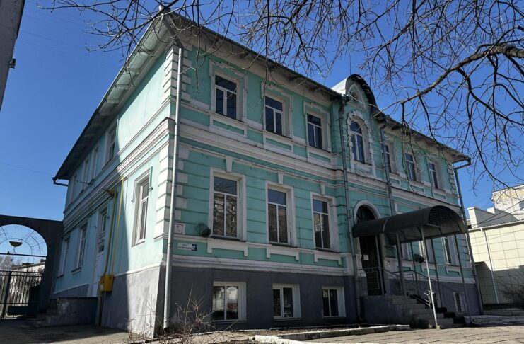 Старовинна двоповерхова будівля колишньої єврейської лікарні у Житомирі
