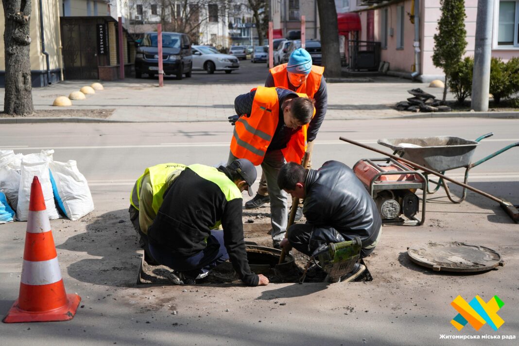 Монтаж інноваційного самонівелюючого люка на вул. Театральній Чотири працівники комунальних служб монтують сучасний люк на проїжджій частині в Житомирі