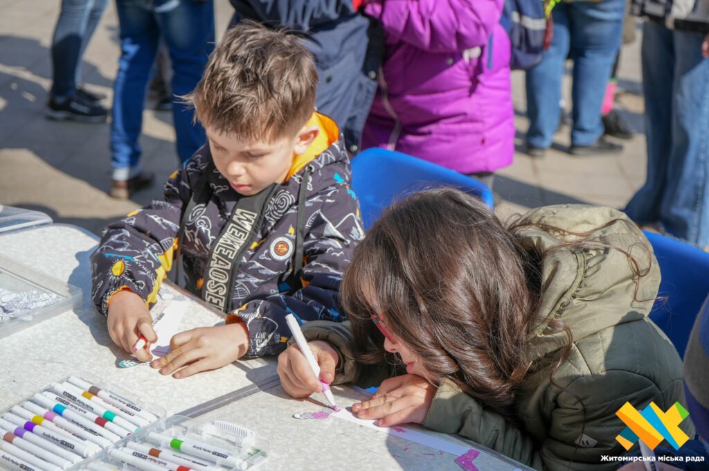 У Житомирі на Михайлівській відбулася благодійна акція «Шкарпетуйся!» до Всесвітнього дня людей із синдромом Дауна - Інформація. Джерело: Zhitomir-OnLine У Житомирі на Михайлівській відбулася благодійна акція «Шкарпетуйся!» до Всесвітнього дня людей із синдромом Дауна - фото №5