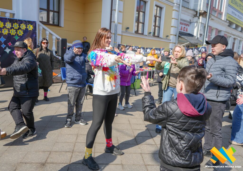 У Житомирі на Михайлівській відбулася благодійна акція «Шкарпетуйся!» до Всесвітнього дня людей із синдромом Дауна - Інформація. Джерело: Zhitomir-OnLine У Житомирі на Михайлівській відбулася благодійна акція «Шкарпетуйся!» до Всесвітнього дня людей із синдромом Дауна - фото №2